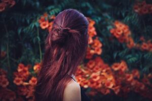 cheveux bordeaux