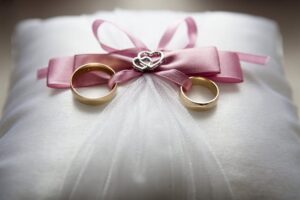 Alliances sur mesure à Liège : créations uniques pour couples