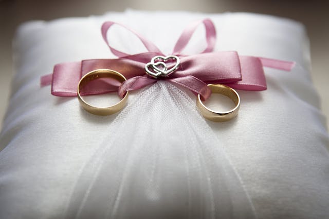 Alliances sur mesure à Liège : créations uniques pour couples